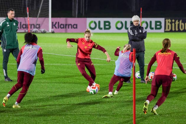 24.11.2025, xgrfx, Fussball DFB Medientermine, DFB Deutsche Frauennationalmannschaft - Training v.l. Nicole Anyomi, Laura Freigang, Elisa Senß (Deutsche Frauennationalmannschaft) (DFL DFB REGULATIONS PROHIBIT ANY USE OF PHOTOGRAPHS as IMAGE SEQUENCES and or QUASI-VIDEO) Frankfurt am Main