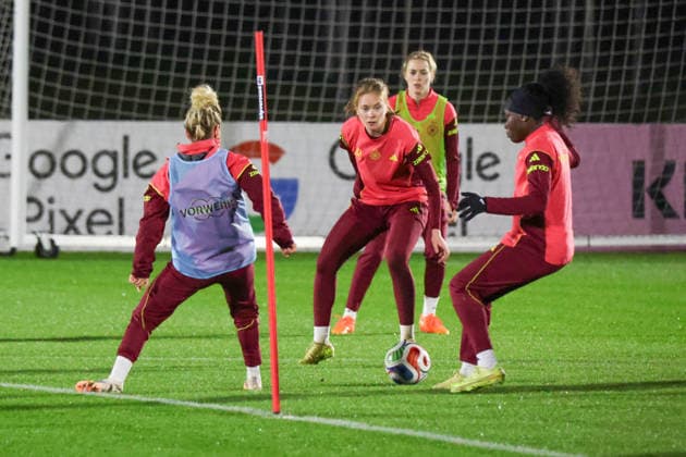 24.11.2025, xgrfx, Fussball DFB Medientermine, DFB Deutsche Frauennationalmannschaft - Training v.l. Linda Dallmann, Sjoeke Nüsken, Nicole Anyomi (Deutsche Frauennationalmannschaft) (DFL DFB REGULATIONS PROHIBIT ANY USE OF PHOTOGRAPHS as IMAGE SEQUENCES and or QUASI-VIDEO) Frankfurt am Main