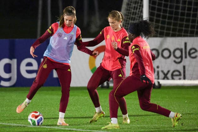 24.11.2025, xgrfx, Fussball DFB Medientermine, DFB Deutsche Frauennationalmannschaft - Training v.l. Jule Brand, Sjoeke Nüsken, Nicole Anyomi (Deutsche Frauennationalmannschaft) (DFL DFB REGULATIONS PROHIBIT ANY USE OF PHOTOGRAPHS as IMAGE SEQUENCES and or QUASI-VIDEO) Frankfurt am Main