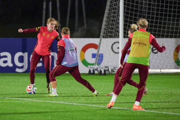 24.11.2025, xgrfx, Fussball DFB Medientermine, DFB Deutsche Frauennationalmannschaft - Training v.l. Sjoeke Nüsken, Lisanne Gräwe (Deutsche Frauennationalmannschaft) (DFL DFB REGULATIONS PROHIBIT ANY USE OF PHOTOGRAPHS as IMAGE SEQUENCES and or QUASI-VIDEO) Frankfurt am Main