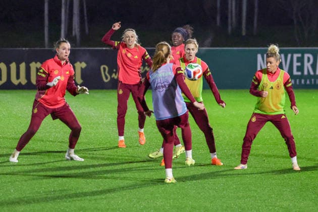 24.11.2025, xgrfx, Fussball DFB Medientermine, DFB Deutsche Frauennationalmannschaft - Training v.l. Ena Mahmutovic, Kathrin Hendrich, Sjoeke Nüsken, Laura Freigang, Linda Dallmann (Deutsche Frauennationalmannschaft) (DFL DFB REGULATIONS PROHIBIT ANY USE OF PHOTOGRAPHS as IMAGE SEQUENCES and or QUASI-VIDEO) Frankfurt am Main