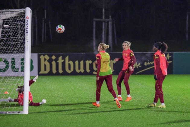 24.11.2025, xgrfx, Fussball DFB Medientermine, DFB Deutsche Frauennationalmannschaft - Training v.l. Ena Mahmutovic, Laura Freigang, Kathrin Hendrich, Nicole Anyomi (Deutsche Frauennationalmannschaft) (DFL DFB REGULATIONS PROHIBIT ANY USE OF PHOTOGRAPHS as IMAGE SEQUENCES and or QUASI-VIDEO) Frankfurt am Main