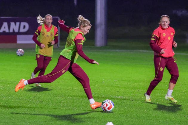 24.11.2025, xgrfx, Fussball DFB Medientermine, DFB Deutsche Frauennationalmannschaft - Training v.l. Laura Freigang (Deutsche Frauennationalmannschaft) (DFL DFB REGULATIONS PROHIBIT ANY USE OF PHOTOGRAPHS as IMAGE SEQUENCES and or QUASI-VIDEO) Frankfurt am Main