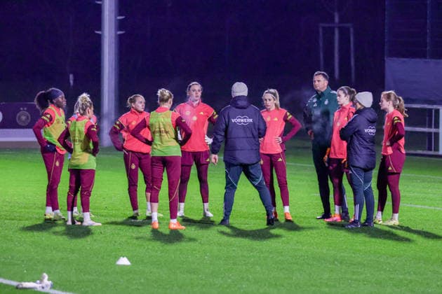 24.11.2025, xgrfx, Fussball DFB Medientermine, DFB Deutsche Frauennationalmannschaft - Training v.l. Christian Wück leitet das Training der deutschen Nationalmannschaft. (Deutsche Frauennationalmannschaft) (DFL DFB REGULATIONS PROHIBIT ANY USE OF PHOTOGRAPHS as IMAGE SEQUENCES and or QUASI-VIDEO) Frankfurt am Main