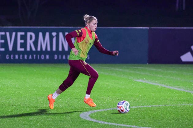 24.11.2025, xgrfx, Fussball DFB Medientermine, DFB Deutsche Frauennationalmannschaft - Training v.l. Laura Freigang (Deutsche Frauennationalmannschaft) (DFL DFB REGULATIONS PROHIBIT ANY USE OF PHOTOGRAPHS as IMAGE SEQUENCES and or QUASI-VIDEO) Frankfurt am Main