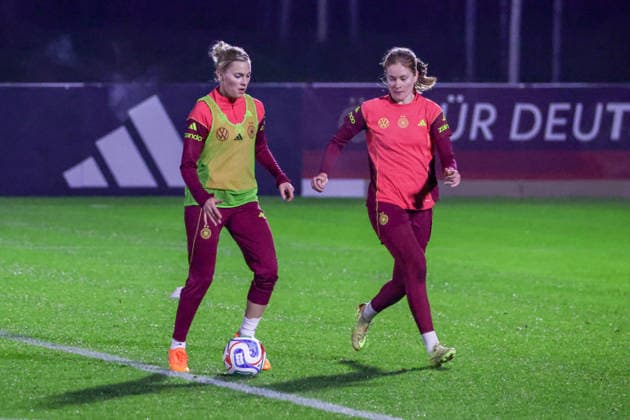 24.11.2025, xgrfx, Fussball DFB Medientermine, DFB Deutsche Frauennationalmannschaft - Training v.l. Laura Freigang, Sjoeke Nüsken (Deutsche Frauennationalmannschaft) (DFL DFB REGULATIONS PROHIBIT ANY USE OF PHOTOGRAPHS as IMAGE SEQUENCES and or QUASI-VIDEO) Frankfurt am Main