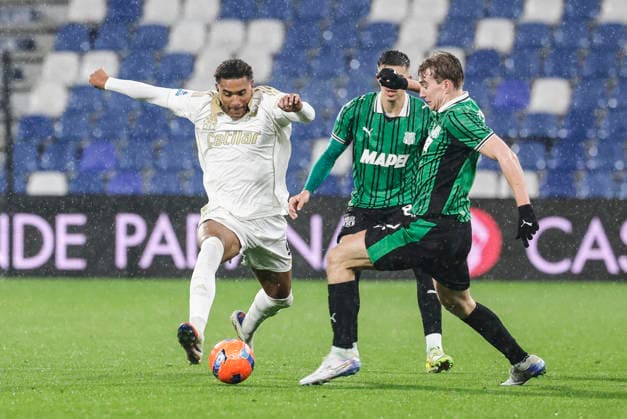 November 24, 2025, Reggio Emilia, REGGIO EMILIA: Sassuolo s Kristian Thorstvedt (R) and Pisa s Henrik Meister (L) in action during the Italian Serie A soccer match US Sassuolo vs Pisa SC at Mapei Stadium in Reggio Emilia, Italy, 24 November 2025. ANSA ELISABETTA BARACCHI. Soccer: Serie A ; Sassuolo - Pisa  - ZUMAa110 20251124_zaf_a110_046 Copyright: xElisabettaxBaracchix