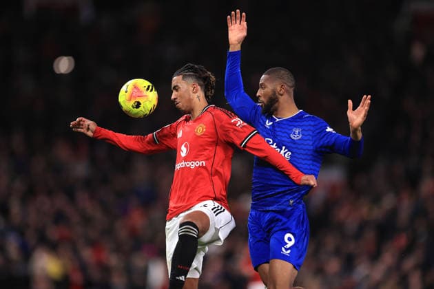 Football - Premier League - Manchester United, ManU v Everton 24th November 2025 - Premier League - Manchester United v Everton - Leny Yoro of Manchester United and Beto of Everton - Photo: Simon Stacpoole Offside. Manchester UK Copyright: xSimonxStacpoolexOffside