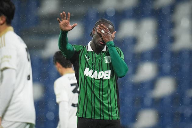 SassuoloÕs Ismael Kone reacts after missing a scoring chance during the Serie A soccer match between Sassuolo and Pisa at the Mapei Stadium Cittˆ del Tricolore in Reggio Emilia, north Italy - Monday, November 24, 2025 - - Soccer -  Copyright: xMassimoxPaolone LaPressex