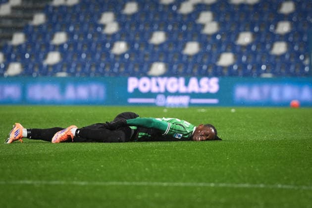SassuoloÕs Agustin Alvarez with head down during the Serie A soccer match between Sassuolo and Pisa at the Mapei Stadium Cittˆ del Tricolore in Reggio Emilia, north Italy - Monday, November 24, 2025 - - Soccer -  Copyright: xMassimoxPaolone LaPressex