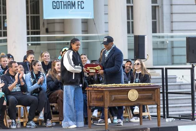 NWSL 2025 Champions Parade at City Hall Park of NJ NY Gotham FC Mayor of New York City, Eric Adams, gives the Key to the City to got10 during a ceremony at City Hall after the NWSL 2025 Champions Parade at City Hall Park of NJ NY Gotham FC on November 24, 2025 in New York City. NJ NY Gotham FC defeated 1-0 to Washington Spirit on November 22nd. United States Copyright: xWilliamxVolcovx