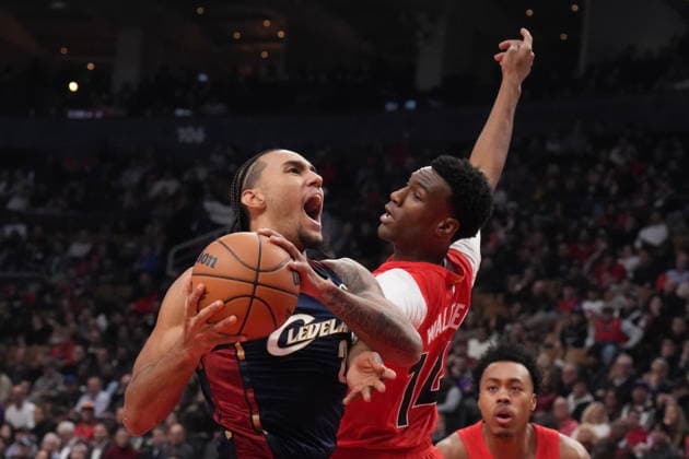 November 24, 2025, Toronto, On, CANADA: Cleveland Cavaliers guard Jaylon Tyson (20) is fouled as he goes to the net on Toronto Raptors guard Ja Kobe Walter (14) during first half NBA, Basketball Herren, USA basketball action in Toronto on Monday November 24, 2025. Jaylon Tyson; Ja Kobe Walter  - ZUMAc35_ 20251124_zaf_c35_126 Copyright: xChrisxYoungx