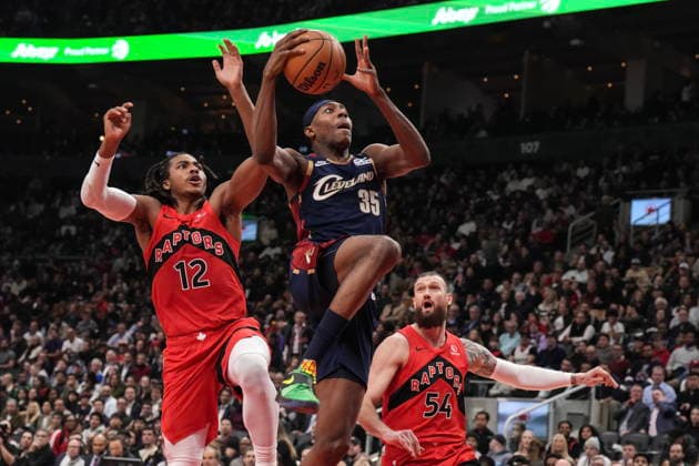 November 24, 2025, Toronto, On, CANADA: Cleveland Cavaliers forward Nae Qwan Tomlin shoots on Toronto Raptors forward Collin Murray-Boyles (12) as Raptors Sandro Mamukelashvili (54) looks on during first half NBA, Basketball Herren, USA basketball action in Toronto on Monday November 24, 2025. Nae Qwan Tomlin; Collin Murray-Boyles; Sandro Mamukelashvili  - ZUMAc35_ 20251124_zaf_c35_129 Copyright: xChrisxYoungx