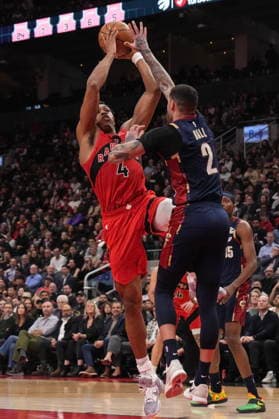 November 24, 2025, Toronto, On, CANADA: Toronto Raptors forward Scottie Barnes (4) shoots over Cleveland Cavaliers guard Lonzo Ball (2) during second half NBA, Basketball Herren, USA basketball action in Toronto on Monday November 24, 2025. Scottie Barnes ; Lonzo Ball  - ZUMAc35_ 20251124_zaf_c35_139 Copyright: xChrisxYoungx