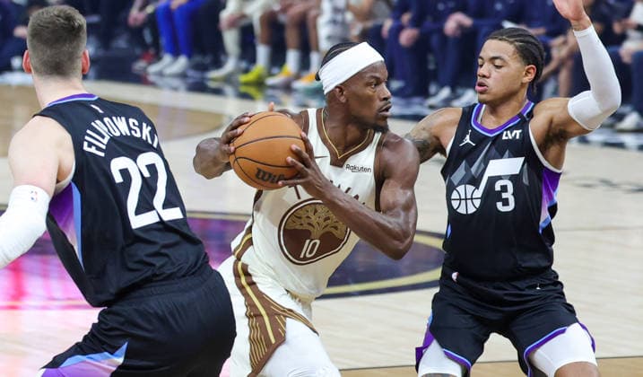 (251125) -- SAN FRANCISCO, Nov. 25, 2025 -- Jimmy Butler (C) of Golden State Warriors breaks through during the 2025-2026 NBA, Basketball Herren, USA regular season game between Utah Jazz and Golden State Warriors in San Francisco, the United States, Nov. 24, 2025. (Photo by Xinhua) (SP)U.S.-SAN FRANCISCO-BASKETBALL-NBA-JAZZ VS WARRIORS DongxXudong 