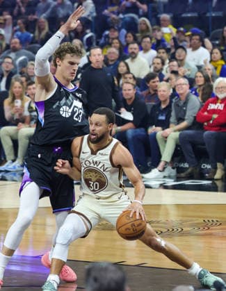 (251125) -- SAN FRANCISCO, Nov. 25, 2025 -- Stephen Curry (R) of Golden State Warriors dribbles the ball during the 2025-2026 NBA, Basketball Herren, USA regular season game between Utah Jazz and Golden State Warriors in San Francisco, the United States, Nov. 24, 2025. (Photo by Xinhua) (SP)U.S.-SAN FRANCISCO-BASKETBALL-NBA-JAZZ VS WARRIORS DongxXudong 
