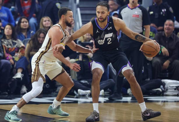 (251125) -- SAN FRANCISCO, Nov. 25, 2025 -- Kyle Anderson (R) of Utah Jazz dribbles the ball during the 2025-2026 NBA, Basketball Herren, USA regular season game between Utah Jazz and Golden State Warriors in San Francisco, the United States, Nov. 24, 2025. (Photo by Xinhua) (SP)U.S.-SAN FRANCISCO-BASKETBALL-NBA-JAZZ VS WARRIORS DongxXudong 