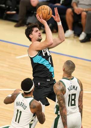 (251125) -- MILWAUKEE, Nov. 25, 2025 -- Portland Trail Blazers Deni Avdija (top) shoots the ball during the 2025-2026 NBA, Basketball Herren, USA regular season game between Portland Trail Blazers and Milwaukee Bucks in Milwaukee, the United States, on Nov. 24, 2025. (Photo by Xinhua) (SP)U.S.-MILWAUKEE-BASKETBALL-NBA-TRAIL BLAZERS VS BUCKS JoelxLerner 