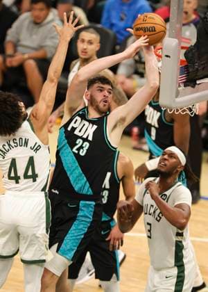 (251125) -- MILWAUKEE, Nov. 25, 2025 -- Portland Trail Blazers Donovan Clingan (C) drives to the basket during the 2025-2026 NBA, Basketball Herren, USA regular season game between Portland Trail Blazers and Milwaukee Bucks in Milwaukee, the United States, on Nov. 24, 2025. (Photo by Xinhua) (SP)U.S.-MILWAUKEE-BASKETBALL-NBA-TRAIL BLAZERS VS BUCKS JoelxLerner 