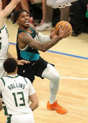 (251125) -- MILWAUKEE, Nov. 25, 2025 -- Portland Trail Blazers Caleb Love (top) drives to the basket during the 2025-2026 NBA, Basketball Herren, USA regular season game between Portland Trail Blazers and Milwaukee Bucks in Milwaukee, the United States, on Nov. 24, 2025. (Photo by Xinhua) (SP)U.S.-MILWAUKEE-BASKETBALL-NBA-TRAIL BLAZERS VS BUCKS JoelxLerner 