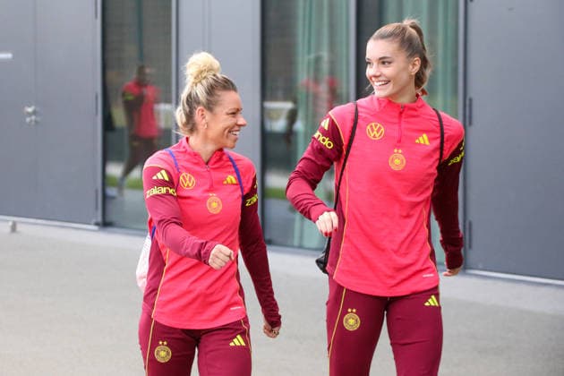 25.11.2025, xgrfx, Fussball DFB Medientermine, DFB Deutsche Frauennationalmannschaft - Training v.l. Linda Dallmann, Selina Cerci (Deutsche Frauennationalmannschaft) (DFL DFB REGULATIONS PROHIBIT ANY USE OF PHOTOGRAPHS as IMAGE SEQUENCES and or QUASI-VIDEO) Frankfurt am Main