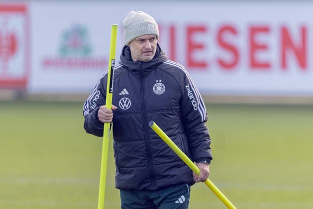 Training Deutsche Fußball-Nationalmannschaft der Frauen Bundestrainer Christian Wück bereitet das Trainingsgelände vor. Training der Frauen-Nationalmannschaft vor dem Finale der UEFA Women s Nations League am 25. November 2025 in Frankfurt am Main, Frankfurt am Main Hessen Deutschland DFB-Campus