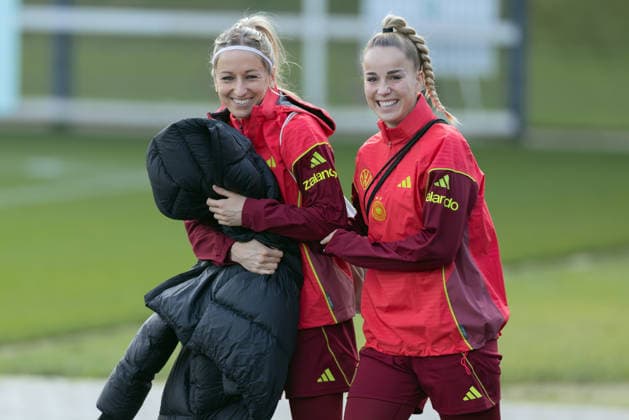 Training Deutsche Fußball-Nationalmannschaft der Frauen Kathrin Hendrich und Giulia Gwinn betreten gut gelaunt das Trainingsgelände. Training der Frauen-Nationalmannschaft vor dem Finale der UEFA Women s Nations League am 25. November 2025 in Frankfurt am Main, Frankfurt am Main Hessen Deutschland DFB-Campus