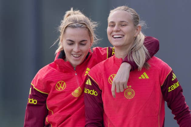 Training Deutsche Fußball-Nationalmannschaft der Frauen Laura Freigang und Klara Bühl betreten gut gelaunt das Trainingsgelände. Training der Frauen-Nationalmannschaft vor dem Finale der UEFA Women s Nations League am 25. November 2025 in Frankfurt am Main, Frankfurt am Main Hessen Deutschland DFB-Campus