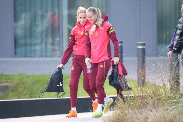 25.11.2025, xgrfx, Fussball DFB Medientermine, DFB Deutsche Frauennationalmannschaft - Training v.l. Laura Freigang, Klara Bühl (Deutsche Frauennationalmannschaft) (DFL DFB REGULATIONS PROHIBIT ANY USE OF PHOTOGRAPHS as IMAGE SEQUENCES and or QUASI-VIDEO) Frankfurt am Main