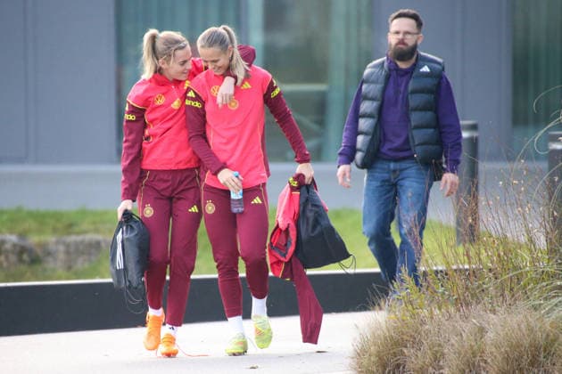 25.11.2025, xgrfx, Fussball DFB Medientermine, DFB Deutsche Frauennationalmannschaft - Training v.l. Laura Freigang, Klara Bühl (Deutsche Frauennationalmannschaft) (DFL DFB REGULATIONS PROHIBIT ANY USE OF PHOTOGRAPHS as IMAGE SEQUENCES and or QUASI-VIDEO) Frankfurt am Main
