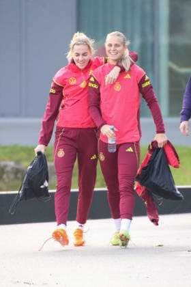25.11.2025, xgrfx, Fussball DFB Medientermine, DFB Deutsche Frauennationalmannschaft - Training v.l. Laura Freigang, Klara Bühl (Deutsche Frauennationalmannschaft) (DFL DFB REGULATIONS PROHIBIT ANY USE OF PHOTOGRAPHS as IMAGE SEQUENCES and or QUASI-VIDEO) Frankfurt am Main