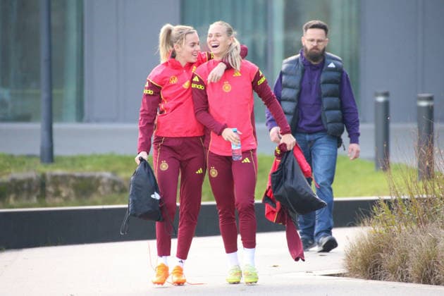 25.11.2025, xgrfx, Fussball DFB Medientermine, DFB Deutsche Frauennationalmannschaft - Training v.l. Laura Freigang, Klara Bühl (Deutsche Frauennationalmannschaft) (DFL DFB REGULATIONS PROHIBIT ANY USE OF PHOTOGRAPHS as IMAGE SEQUENCES and or QUASI-VIDEO) Frankfurt am Main