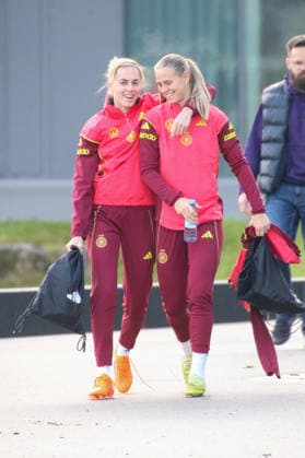 25.11.2025, xgrfx, Fussball DFB Medientermine, DFB Deutsche Frauennationalmannschaft - Training v.l. Laura Freigang, Klara Bühl (Deutsche Frauennationalmannschaft) (DFL DFB REGULATIONS PROHIBIT ANY USE OF PHOTOGRAPHS as IMAGE SEQUENCES and or QUASI-VIDEO) Frankfurt am Main