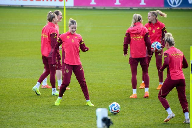25.11.2025, xgrfx, Fussball DFB Medientermine, DFB Deutsche Frauennationalmannschaft - Training v.l. Alara, Linda Dallmann (Deutsche Frauennationalmannschaft) (DFL DFB REGULATIONS PROHIBIT ANY USE OF PHOTOGRAPHS as IMAGE SEQUENCES and or QUASI-VIDEO) Frankfurt am Main