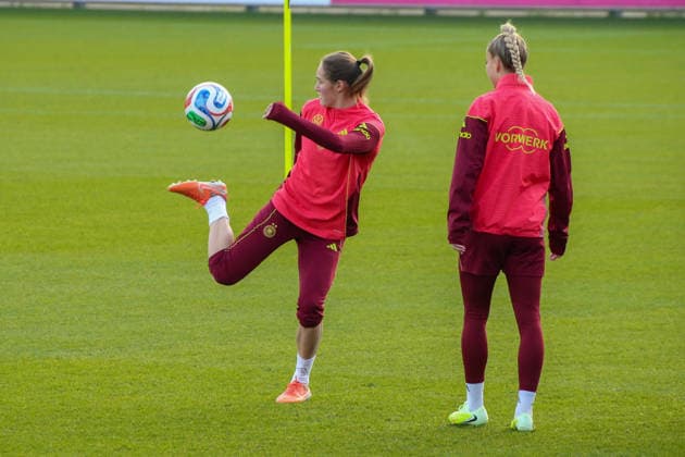 25.11.2025, xgrfx, Fussball DFB Medientermine, DFB Deutsche Frauennationalmannschaft - Training v.l. Sydney Lohmann, Giulia Gwinn (Deutsche Frauennationalmannschaft) (DFL DFB REGULATIONS PROHIBIT ANY USE OF PHOTOGRAPHS as IMAGE SEQUENCES and or QUASI-VIDEO) Frankfurt am Main