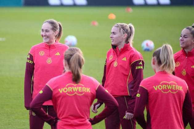 25.11.2025, xgrfx, Fussball DFB Medientermine, DFB Deutsche Frauennationalmannschaft - Training v.l. Sydney Lohmann, Laura Freigang, Giulia Gwinn (Deutsche Frauennationalmannschaft) (DFL DFB REGULATIONS PROHIBIT ANY USE OF PHOTOGRAPHS as IMAGE SEQUENCES and or QUASI-VIDEO) Frankfurt am Main
