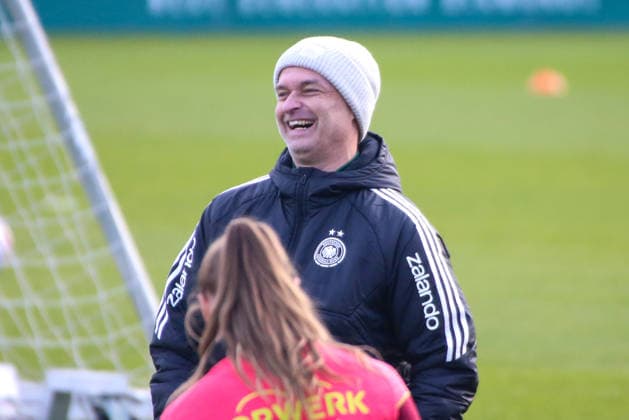 25.11.2025, xgrfx, Fussball DFB Medientermine, DFB Deutsche Frauennationalmannschaft - Training v.l. Christian Wück (Deutsche Frauennationalmannschaft) (DFL DFB REGULATIONS PROHIBIT ANY USE OF PHOTOGRAPHS as IMAGE SEQUENCES and or QUASI-VIDEO) Frankfurt am Main