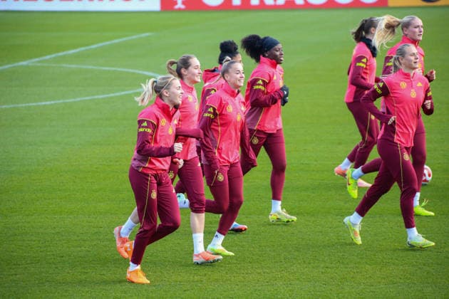 25.11.2025, xgrfx, Fussball DFB Medientermine, DFB Deutsche Frauennationalmannschaft - Training v.l. Laura Freigang, Sydney Lohmann, Giulia Gwinn, Nicole Anyomi (Deutsche Frauennationalmannschaft) (DFL DFB REGULATIONS PROHIBIT ANY USE OF PHOTOGRAPHS as IMAGE SEQUENCES and or QUASI-VIDEO) Frankfurt am Main