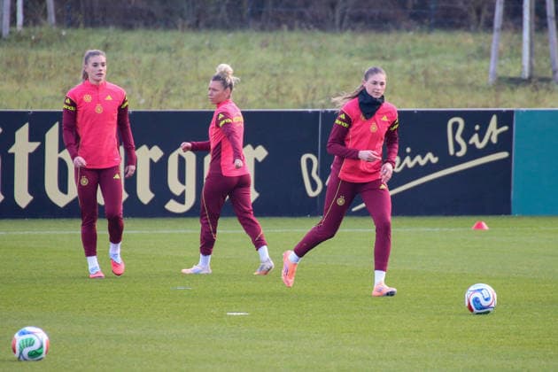25.11.2025, xgrfx, Fussball DFB Medientermine, DFB Deutsche Frauennationalmannschaft - Training v.l. Selina Cerci, Linda Dallmann, Jule Brand (Deutsche Frauennationalmannschaft) (DFL DFB REGULATIONS PROHIBIT ANY USE OF PHOTOGRAPHS as IMAGE SEQUENCES and or QUASI-VIDEO) Frankfurt am Main
