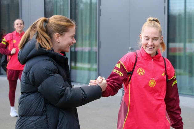 25.11.2025, xgrfx, Fussball DFB Medientermine, DFB Deutsche Frauennationalmannschaft - Training v.l. Sjoeke Nüsken, Janina Minge (Deutsche Frauennationalmannschaft) (DFL DFB REGULATIONS PROHIBIT ANY USE OF PHOTOGRAPHS as IMAGE SEQUENCES and or QUASI-VIDEO) Frankfurt am Main
