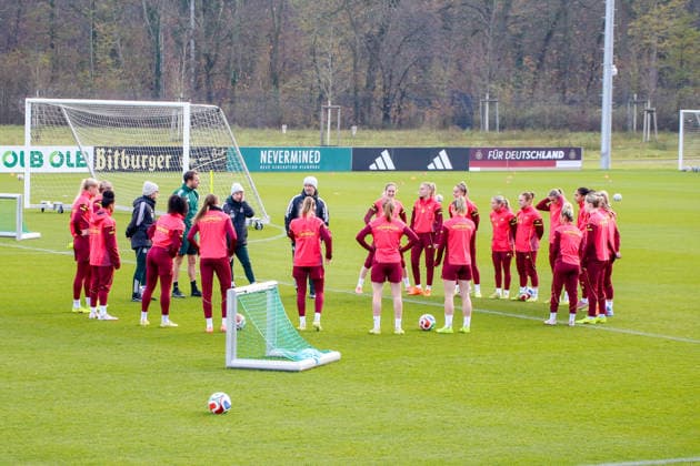 25.11.2025, xgrfx, Fussball DFB Medientermine, DFB Deutsche Frauennationalmannschaft - Training v.l. Christian Wück leitet das Training der deutschen Nationalmannschaft. (Deutsche Frauennationalmannschaft) (DFL DFB REGULATIONS PROHIBIT ANY USE OF PHOTOGRAPHS as IMAGE SEQUENCES and or QUASI-VIDEO) Frankfurt am Main