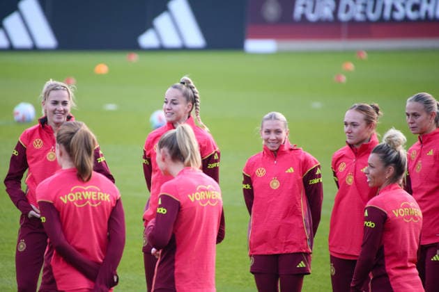 25.11.2025, xgrfx, Fussball DFB Medientermine, DFB Deutsche Frauennationalmannschaft - Training v.l. Laura Freigang, Giulia Gwinn, Elisa Senß, Lisanne Gräwe, Linda Dallmann, Klara Bühl (Deutsche Frauennationalmannschaft) (DFL DFB REGULATIONS PROHIBIT ANY USE OF PHOTOGRAPHS as IMAGE SEQUENCES and or QUASI-VIDEO) Frankfurt am Main