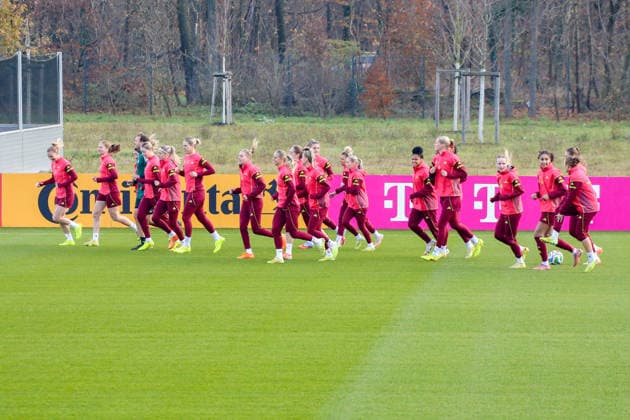 25.11.2025, xgrfx, Fussball DFB Medientermine, DFB Deutsche Frauennationalmannschaft - Training v.l. Die deutsche Nationalmannschaft trainiert auf dem DFB Campus in Frankfurt. (Deutsche Frauennationalmannschaft) (DFL DFB REGULATIONS PROHIBIT ANY USE OF PHOTOGRAPHS as IMAGE SEQUENCES and or QUASI-VIDEO) Frankfurt am Main