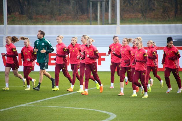 25.11.2025, xgrfx, Fussball DFB Medientermine, DFB Deutsche Frauennationalmannschaft - Training v.l. Sjoeke Nüsken, Janina Minge, Alara, Kathrin Hendrich, Rebecca Knaak, Laura Freigang, Selina Cerci, Sydney Lohmann, Giulia Gwinn, Klara Bühl, Elisa Senß, Shekeira Martinez (Deutsche Frauennationalmannschaft) (DFL DFB REGULATIONS PROHIBIT ANY USE OF PHOTOGRAPHS as IMAGE SEQUENCES and or QUASI-VIDEO) Frankfurt am Main