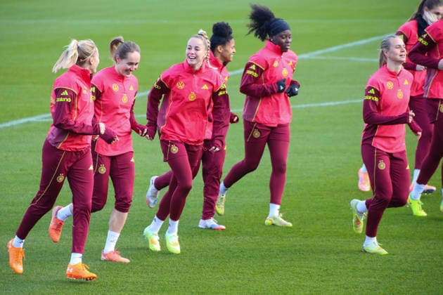 25.11.2025, xgrfx, Fussball DFB Medientermine, DFB Deutsche Frauennationalmannschaft - Training v.l. Laura Freigang, Sydney Lohmann, Giulia Gwinn, Shekeira Martinez, Nicole Anyomi (Deutsche Frauennationalmannschaft) (DFL DFB REGULATIONS PROHIBIT ANY USE OF PHOTOGRAPHS as IMAGE SEQUENCES and or QUASI-VIDEO) Frankfurt am Main