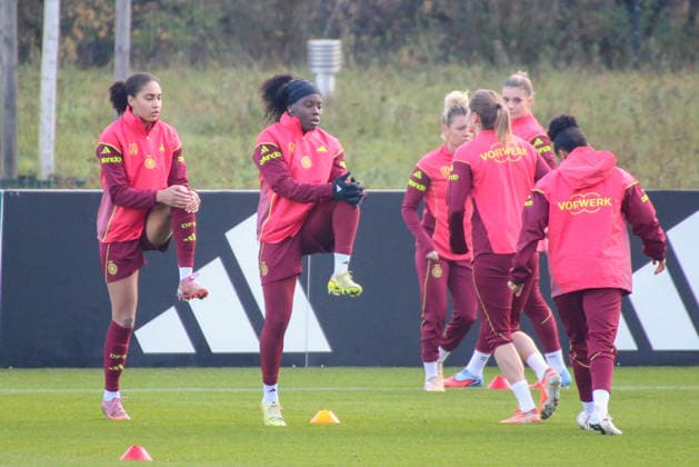 25.11.2025, xgrfx, Fussball DFB Medientermine, DFB Deutsche Frauennationalmannschaft - Training v.l. Cora Zicai, Nicole Anyomi (Deutsche Frauennationalmannschaft) (DFL DFB REGULATIONS PROHIBIT ANY USE OF PHOTOGRAPHS as IMAGE SEQUENCES and or QUASI-VIDEO) Frankfurt am Main