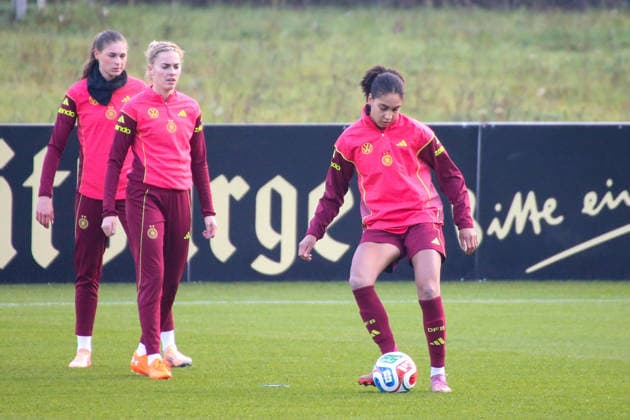 25.11.2025, xgrfx, Fussball DFB Medientermine, DFB Deutsche Frauennationalmannschaft - Training v.l. Jule Brand, Laura Freigang, Cora Zicai (Deutsche Frauennationalmannschaft) (DFL DFB REGULATIONS PROHIBIT ANY USE OF PHOTOGRAPHS as IMAGE SEQUENCES and or QUASI-VIDEO) Frankfurt am Main