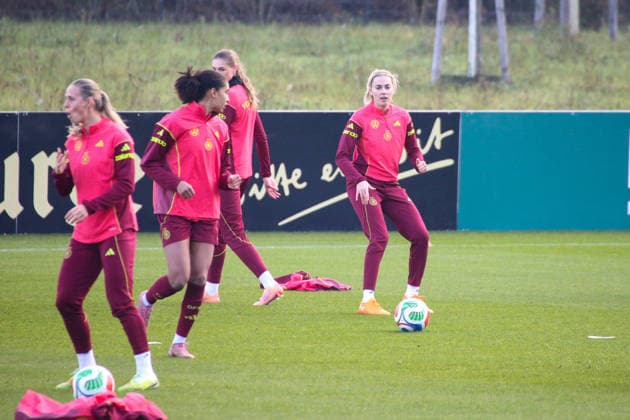 25.11.2025, xgrfx, Fussball DFB Medientermine, DFB Deutsche Frauennationalmannschaft - Training v.l. Laura Freigang (Deutsche Frauennationalmannschaft) (DFL DFB REGULATIONS PROHIBIT ANY USE OF PHOTOGRAPHS as IMAGE SEQUENCES and or QUASI-VIDEO) Frankfurt am Main