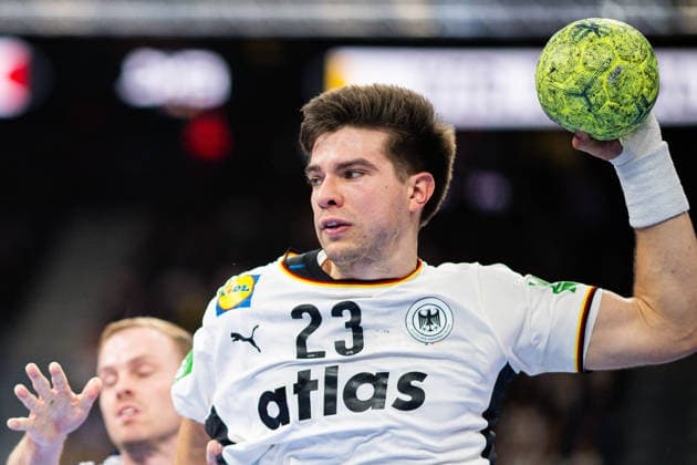 02.11.2025 - Handball, Länderspiel, Testspiel, SAP Garden München, Deutschland - Island: (L-R) Omar Ingi Magnusson (Island), Renars Uscins (Deutschland) *** 02 11 2025 Handball, International match, Test match, SAP Garden Munich, Germany Iceland L R Omar Ingi Magnusson Iceland , Renars Uscins Germany