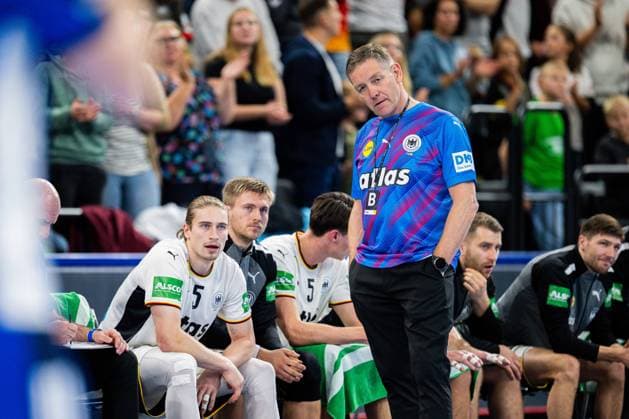 02.11.2025 - Handball, Länderspiel, Testspiel, SAP Garden München, Deutschland - Island: (L-R) Juri Knorr (Deutschland), Franz Semper (Deutschland), Miro Schluroff (Deutschland), Alfred Gislason (Trainer - Deutschland), Lukas Mertens (Deutschland), Lukas Zerbe (Deutschland)